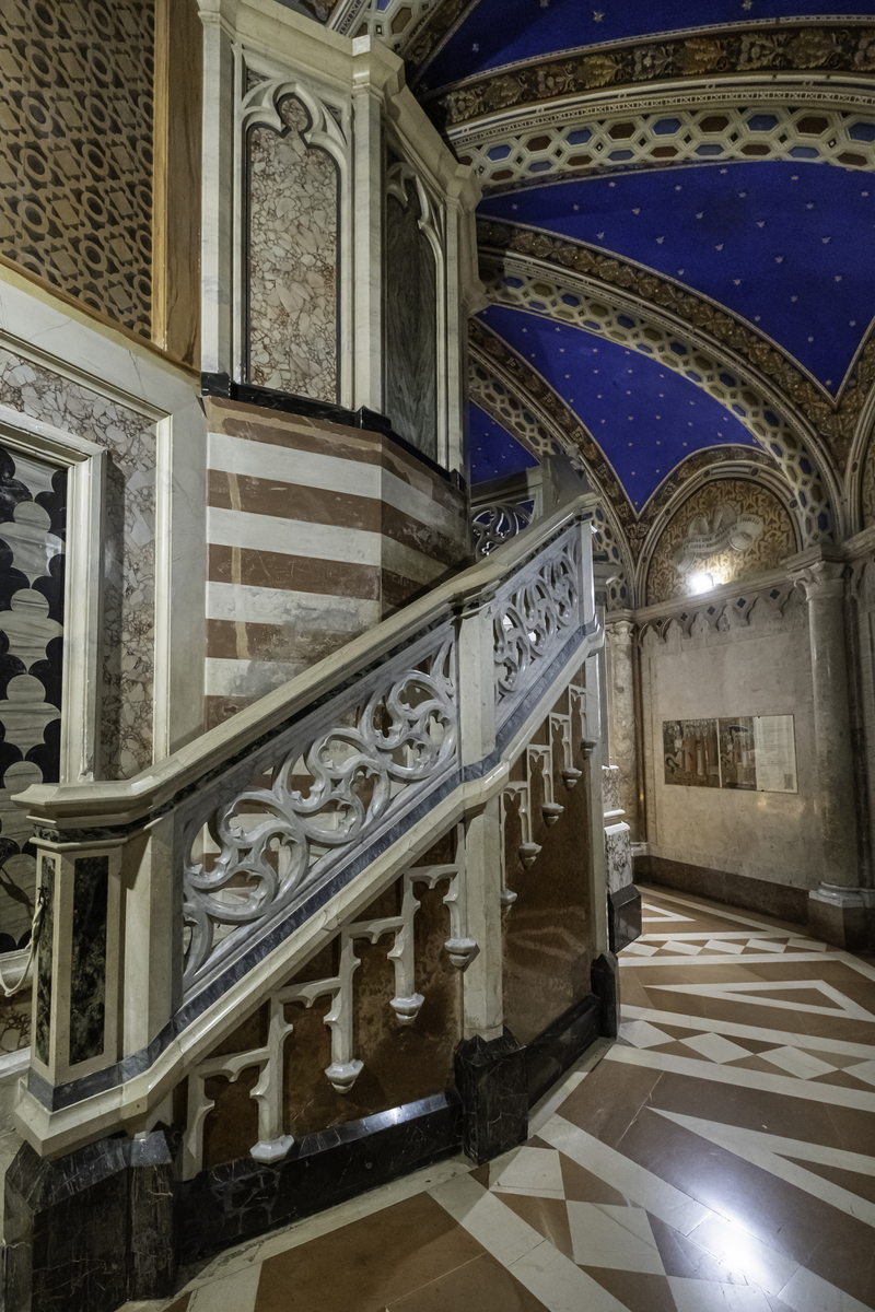 18世纪19世纪中西方建筑在楼梯上的异同点和对比不少于2000字