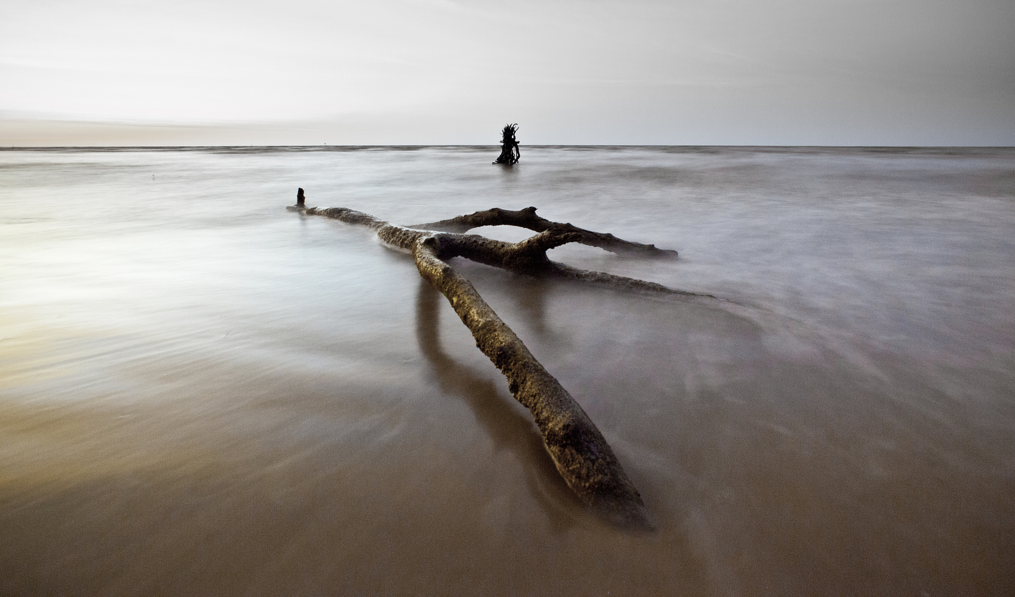 帮我把引号换成直角引号「」

我的摄影主题之一是拍摄这些东西。下面这段话解释了我的疑问，其中我特别喜欢的两个词是“浪漫的现代主义”和“冷面的后现代主义”。这是当代摄影的基本价值，即“死脸”风格。但我不认为“冷面”是一个很好的翻译，我认为“死人脸”可能更好。这种风格不同于现代主义，现代主义结合了浪漫主义，即19世纪之前的文化传统。到了现代主义时期，出现了一些变种，比如表现主义，但基本延续了浪漫主义。到了当代后现代时期，我们更加反思这种现代主义的浪漫主义。