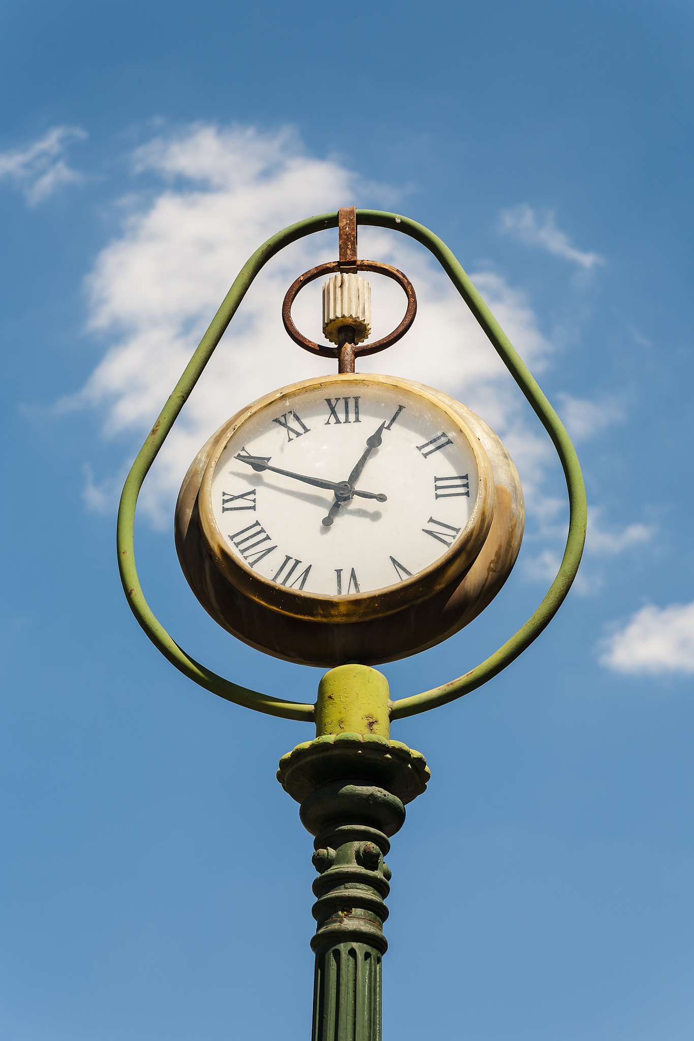 帮我写在书籍《基业长青》中为什么是造钟而不是报时？不少于八百字