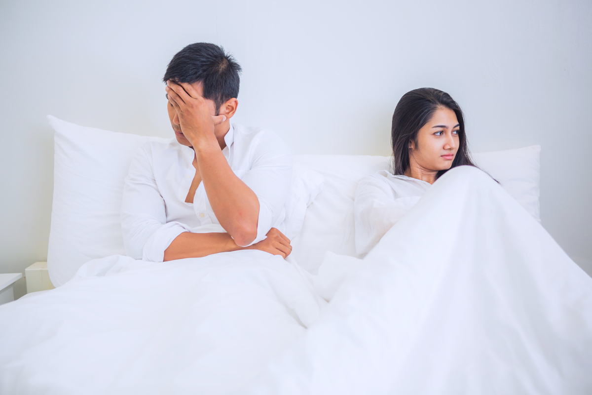 老婆说一双手酸痛很想睡怎么都睡不着一睡着整个人很难受。作为老公怎么回答？让老婆感觉老公的爱