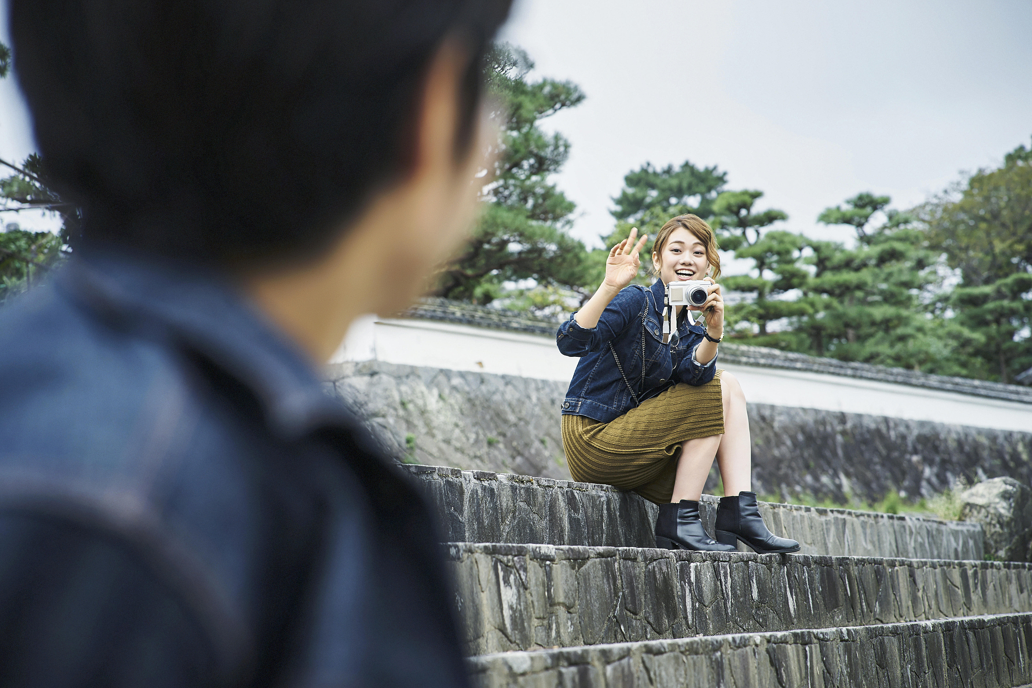 我住在扬州老家在大连前几天我去大连旅游看老家遇到了自己小时候的朋友就和他们一起玩还遇到了一个女生她比我小两岁她叫马克心她长得不赖我看到她之后我就和她玩了几个小时我们聊得也挺开心我看得出来她对我挺有意思。后来我回家想办法加她的联系方式我发了好友申请好几天她也没有同意过了几天她终于同意了我迫不及待的和她聊天。一开始她总是发表情包我以为她不是很会聊天对谁都这样。后来她开始给我发一些正常的话我们也开始聊了