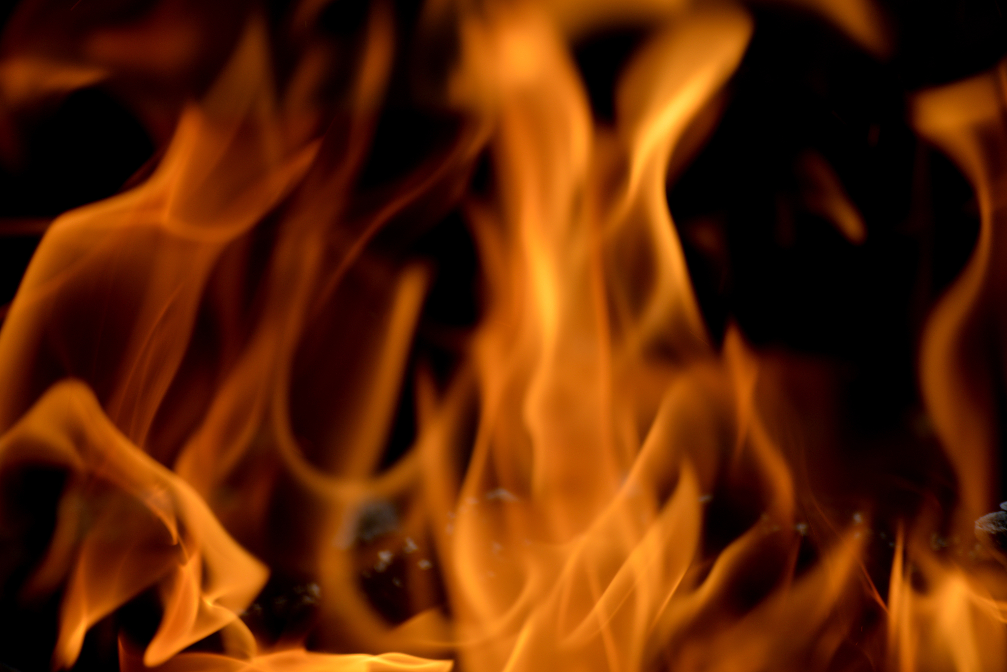 一个1m³密闭空间火焰温度1000℃内部有50mm厚的绝热板传热系数045求外部温度