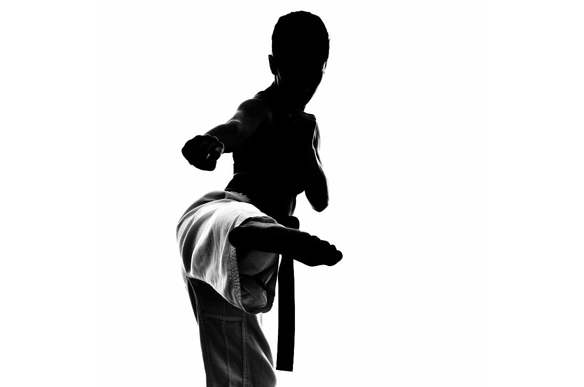 如果你想变得更有纪律你可以学习武术；如果你想变得更有耐心注意力更集中可以与你关心的小孩一起做些事情；如果你想在社交方面更有自信可以尝试公开演讲。创造你渴望的角色如果你总是设身处地模仿你想成为的人你就能成为这样的人。根据上述内容要求写2000字的交易心得