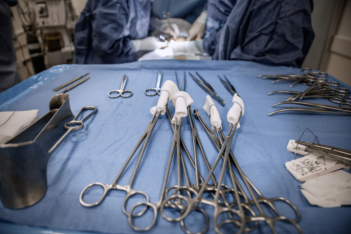 能给我写一个医疗手术夹爪的综述吗