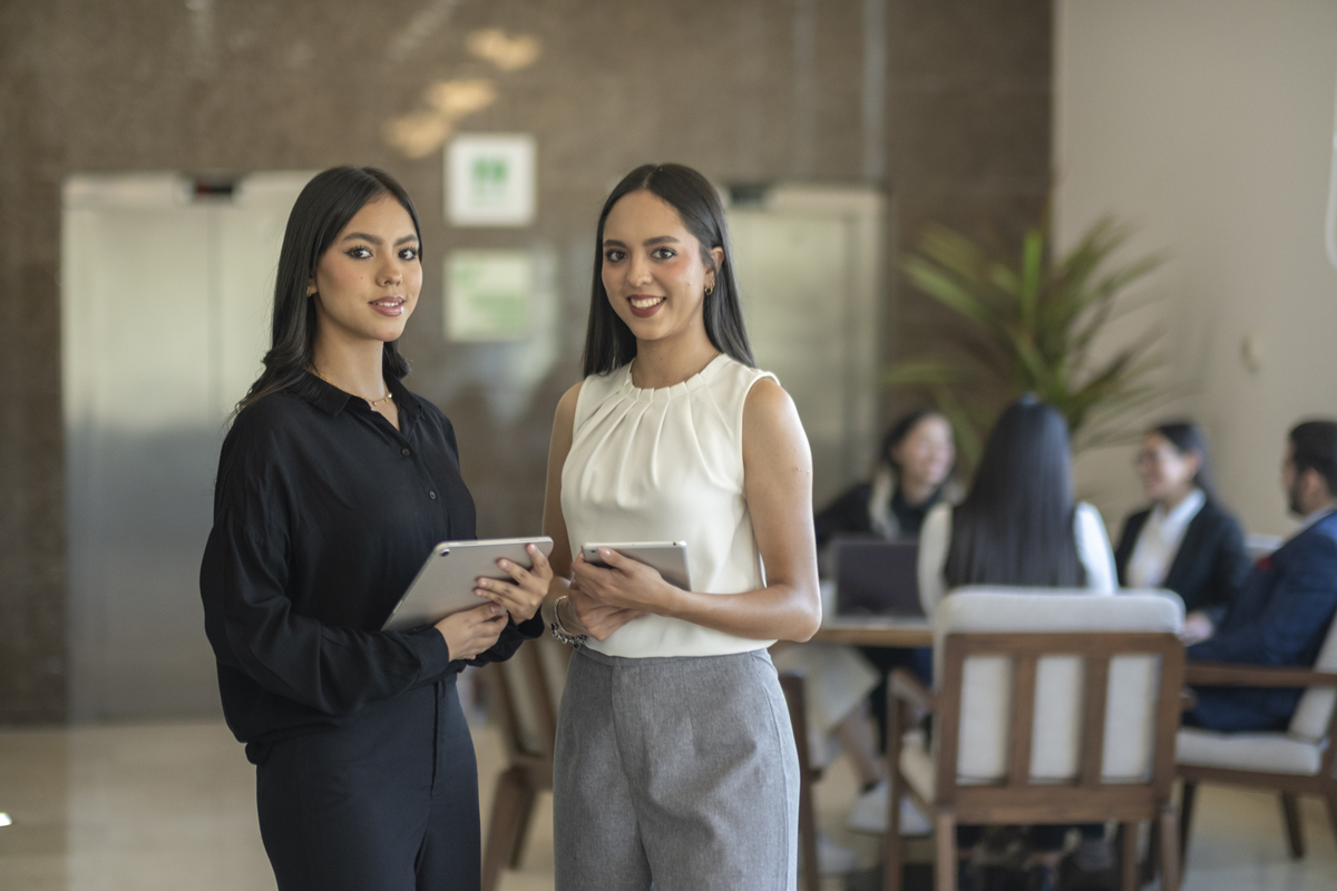 女性职场地位提升，但挑战依然存在：打破性别偏见，实现职场平等