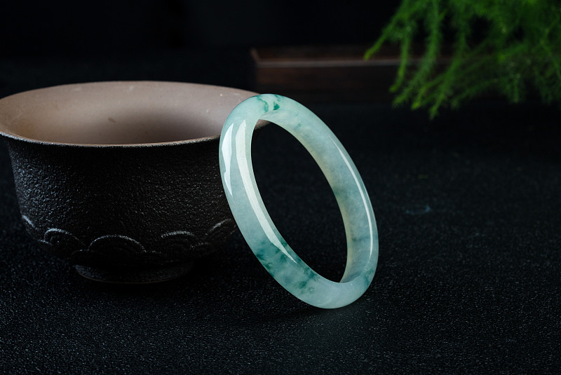 玻璃种翡翠：翡翠中的极品，透明度高，质地细腻，色泽纯正