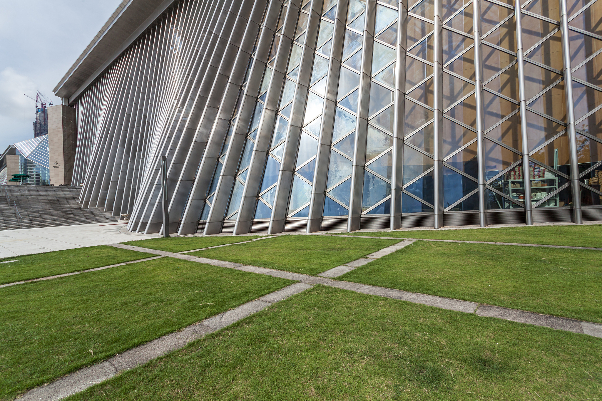 从优化政策引导加大公共图书馆投资力度方面论述深圳市图书馆服务存在问题的对策建议写成一段话格式不少于300字。