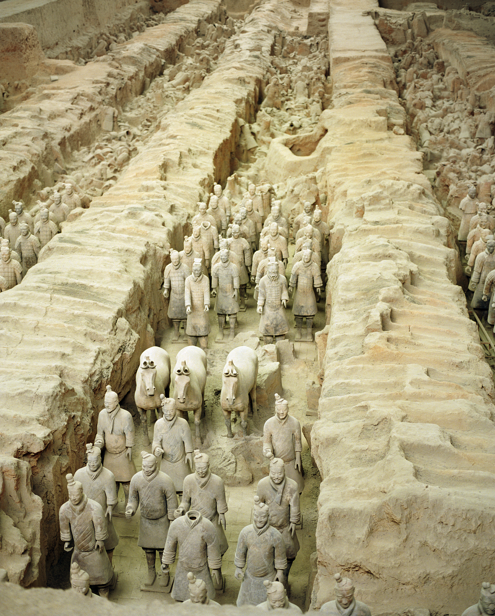翻译英文秦始皇与皇家士兵气氛充满冒险和刺激采用了3D建模和手绘动画的混合技术环境丰富多彩充满中国风采的宫廷建筑风情