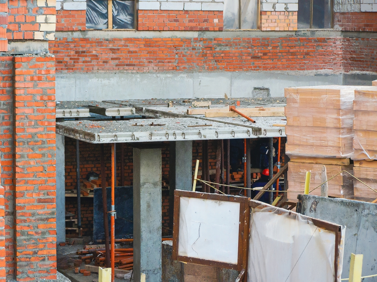 4455m框架结构房屋拆除详细施工方法需要在坝前设置防护网防止人和建筑垃圾掉落