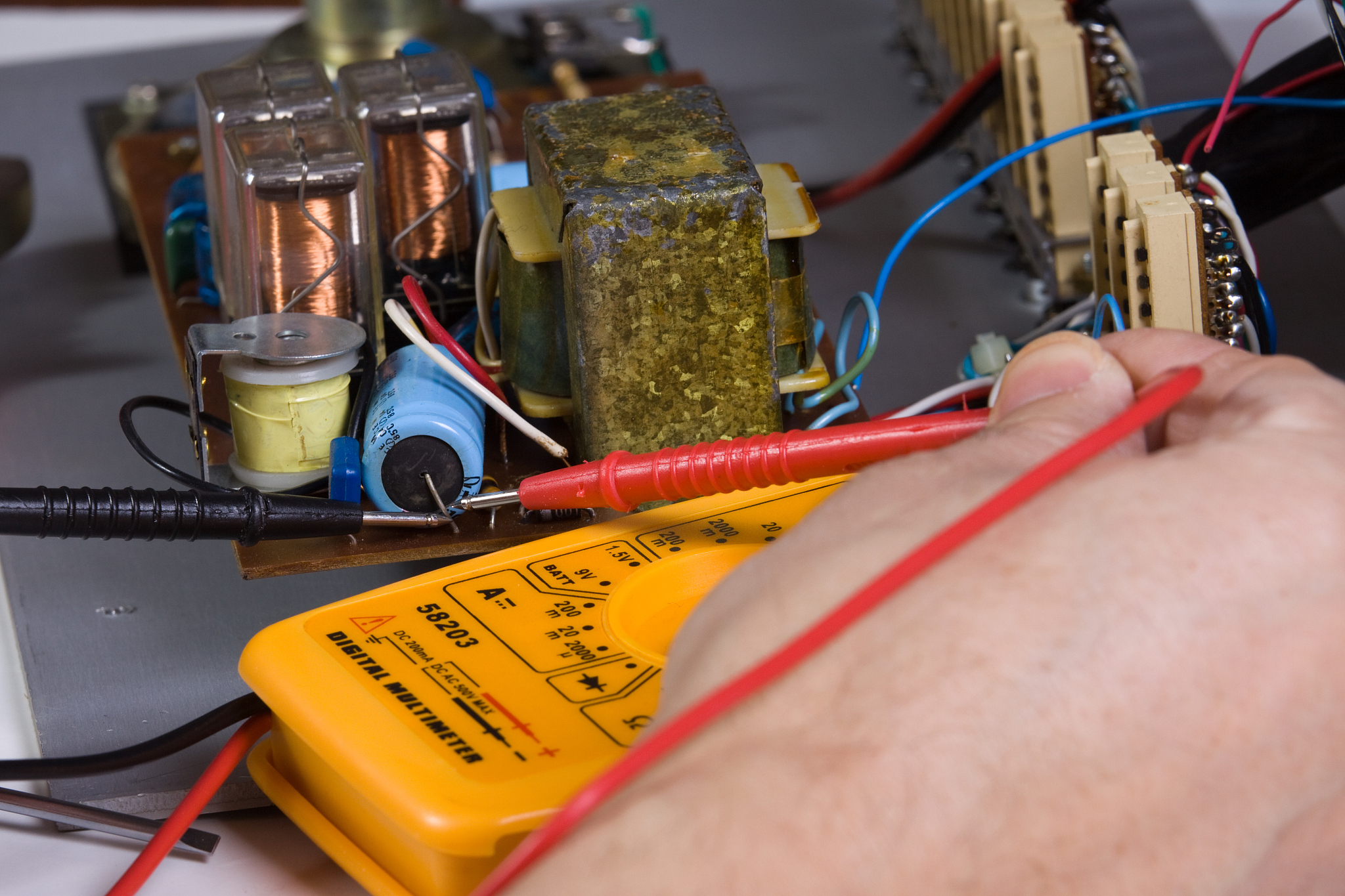 重写这段话：舵机内部有一个基准电路产生周期20ms宽度15ms的基准信号有一个比较器将外加信号与基准信号相比较判断出方向和大小从而产生电机的转动信号。