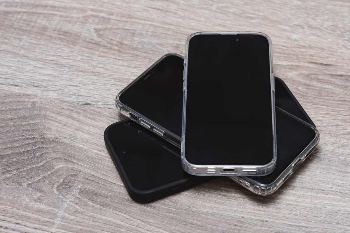 项目主题：防摔气囊手机壳背景资料防摔气囊手机壳是一种新型的手机保护壳其特点是在手机壳的四周设置有气囊当手机跌落时气囊可以自动膨胀缓冲跌落冲击力从而有效地保护手机的屏幕和机身。防摔气囊手机壳是目前市场上比较流行的手机保护产品之一特别适合那些频繁出差、户外活动的人使用。防摔气囊手机壳的设计原理基于汽车安全气囊的工作原理即通过感应装置识别手机跌落的速度、角度及高度等信息向气囊充入气体使其迅速充气以达到缓