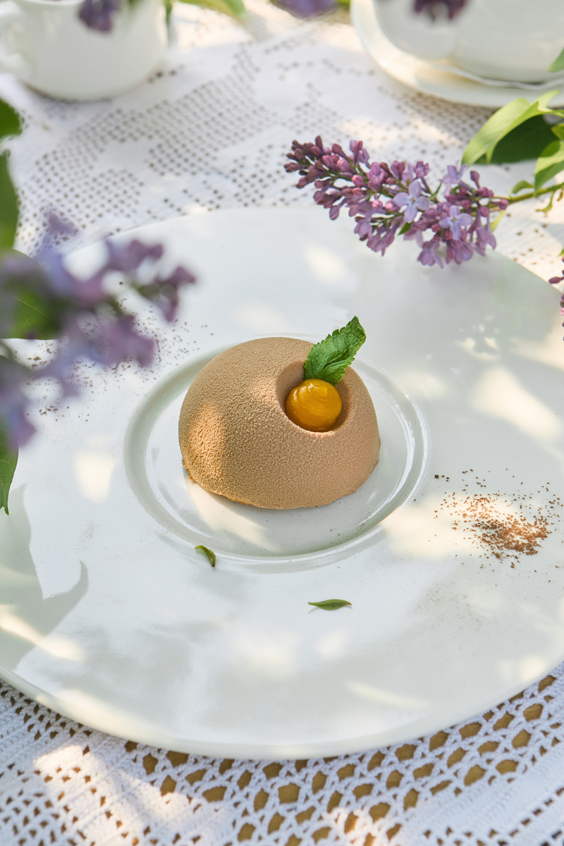 果酱云果酱云是一种使用果酱制作的蛋糕。它通常由明胶、糖和水混合制成的果酱层覆盖在蛋糕上并在冷藏后形成云状外观。果酱云呈现出明亮的颜色和甜美的味道常常用于庆祝场合或做为甜点享用。你好