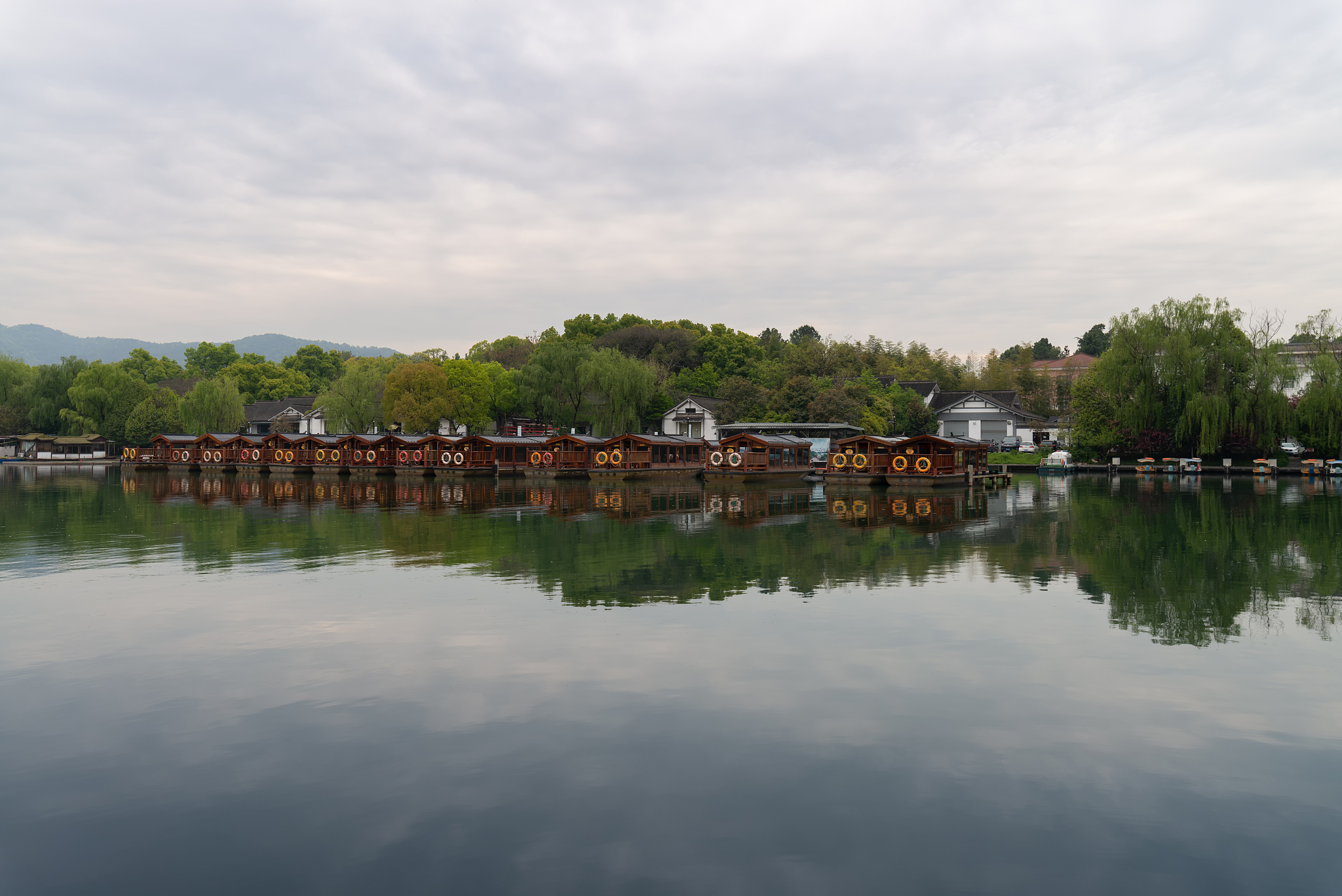 帮我做一份五一假期杭州旅游攻略要轻松风景好性价比高