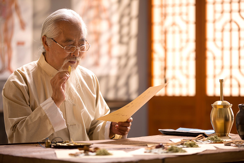 云南名老中医吴佩衡学术思想研究论文云南名老中医吴佩衡是一位备受尊重和推崇的中医专家他在中医学领域有着丰富的实践经验和理论研究并在广泛的临床实践中积累了宝贵的治疗经验。本文旨在探讨吴佩衡的学术思想及其在中医传承中的意义。一、吴佩衡的学术思想1 藏象学说藏象学说是吴佩衡所倡导的一种疾病诊断和治疗方法它认为人体内部的脏腑器官、经络气血和五行相互制约、联系具有内在的相互关系。因此通过观察病人的外部表现和内