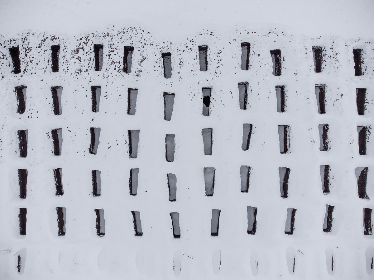 请帮我翻译为中文：In an embodiment the secondary etching process time may be adjusted to etch the organic layer 10 in a way such that the first trench P1 may have a first height or depth and the second trench