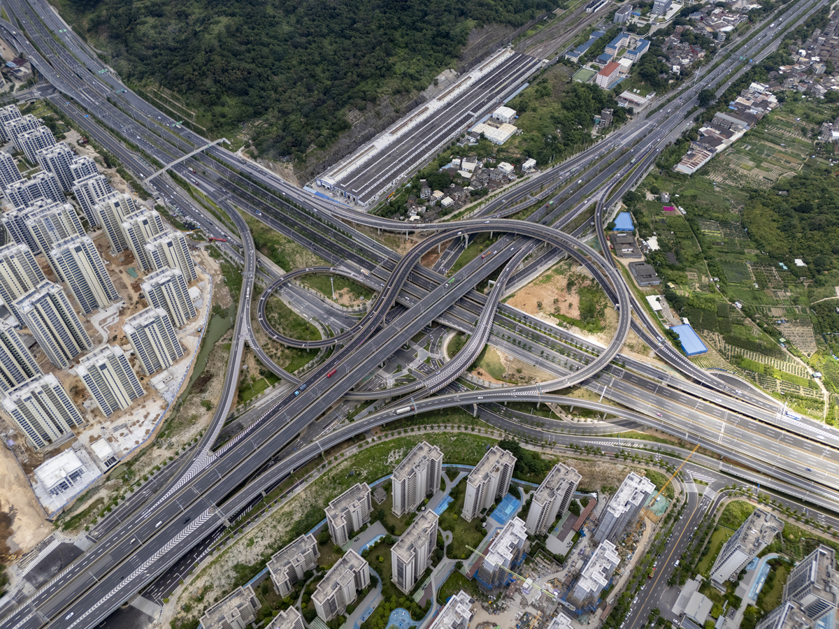 柳州交通出行：道路交通运输系统的重要作用、问题及改进措施