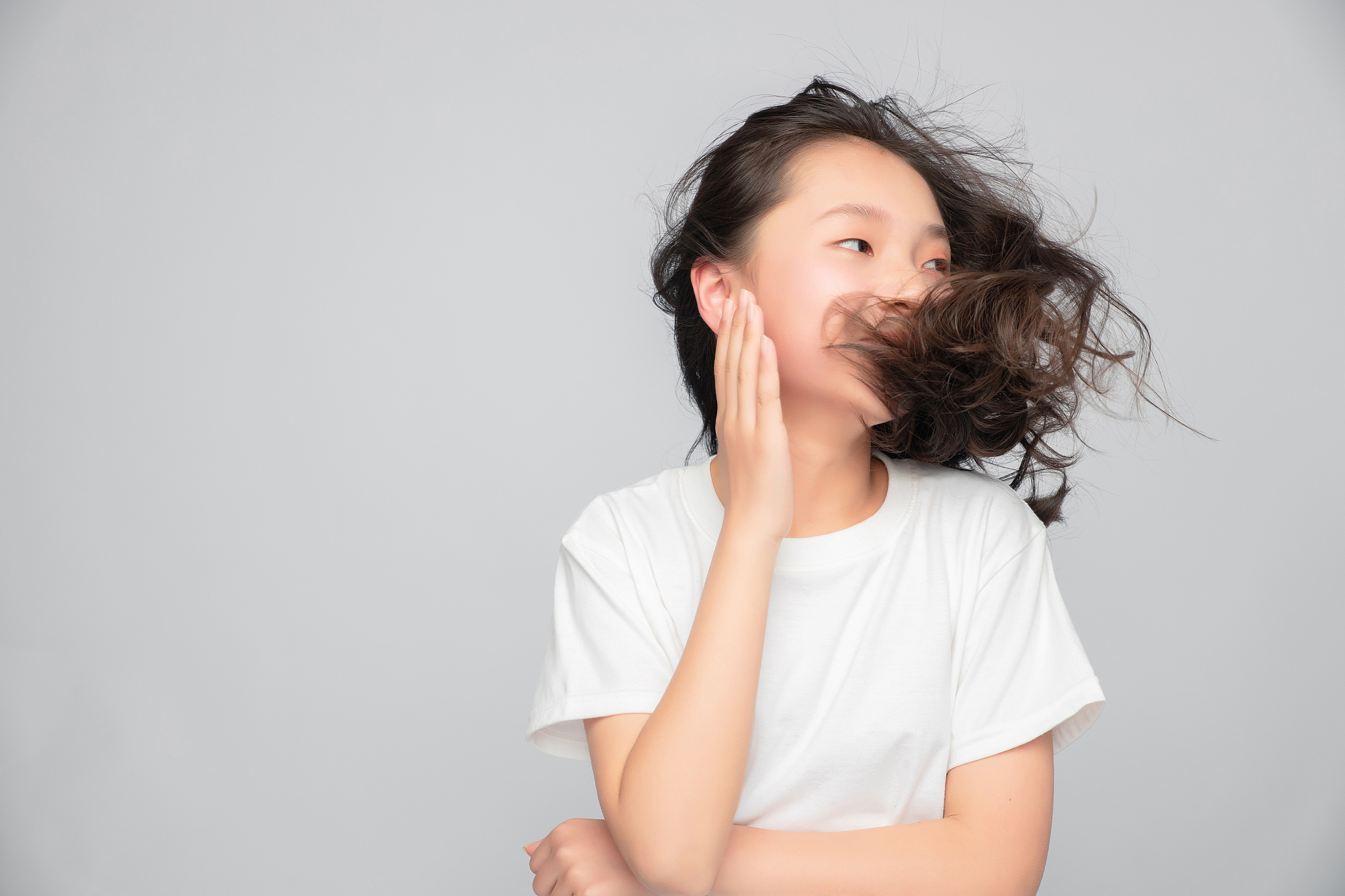 灰色背景里的亚洲小学女生