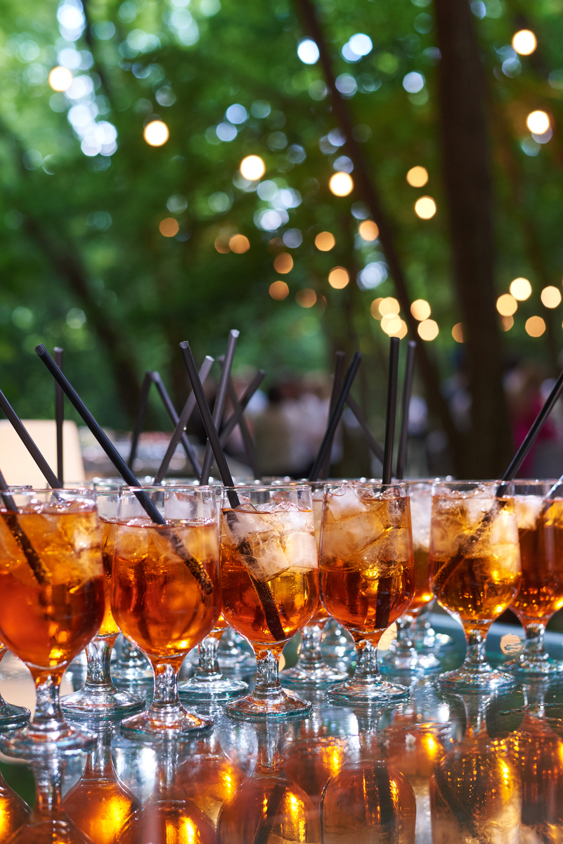 精致鸡尾酒和酒品 | [酒吧名称] 吧台