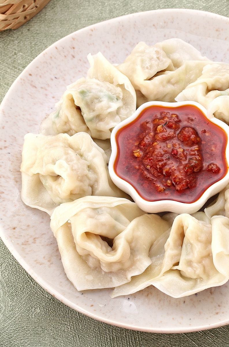 1,煮水饺 煮水饺时,在水里放一颗大葱或在水开后加点盐,再放饺子,饺子