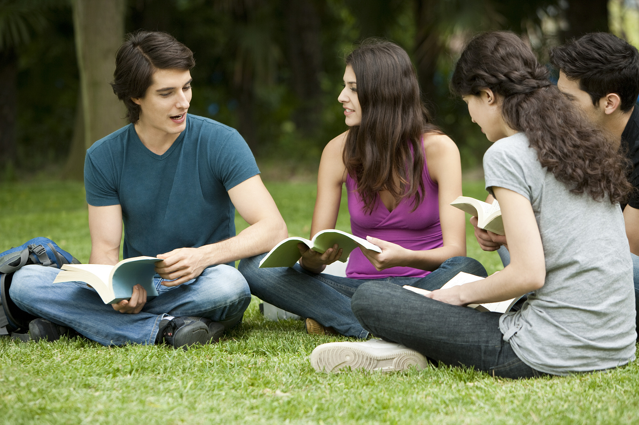 用中文写story between Newleaf and Loulanaya who are cyber friends and share interests on literature reading and love their own family