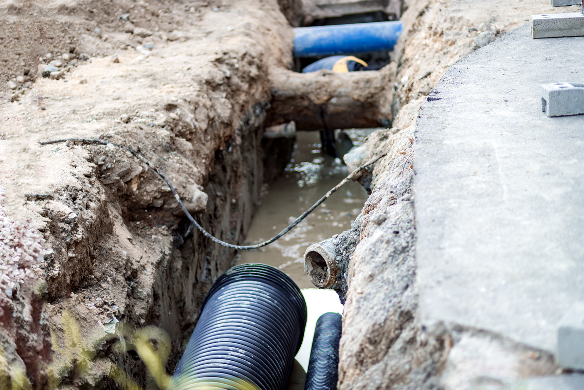 将：大量入流入渗不但会造成检查井溢流影响交通和环境卫生等还会造成管路周围土体的空洞化引起塌陷而损坏管道和路面最重要的是这会导致污水处理厂的负荷提高因此需要消耗更多的能量来处理这将进一步提高排水系统中的碳排放量。因此控制城市污水管道入流入渗不仅对于保护公共财产还对于排水管网的节能减排同样至关重要。而有效识别和量化污水管道中的入渗入流是进行管理排水管网的重要一步以前量化分析入渗入流通常基于流量和化学的