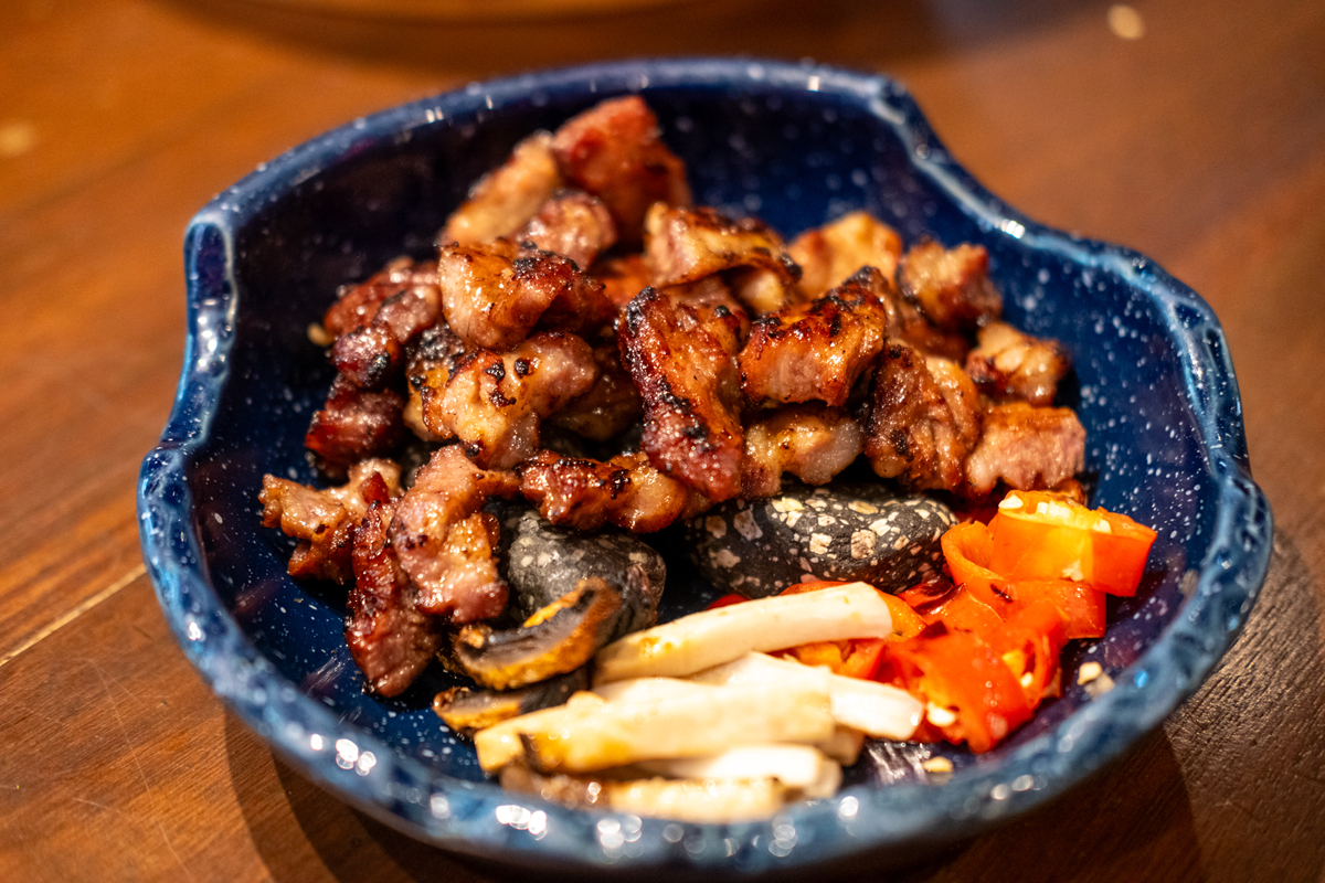 烤腌猪颈肉片,装盘