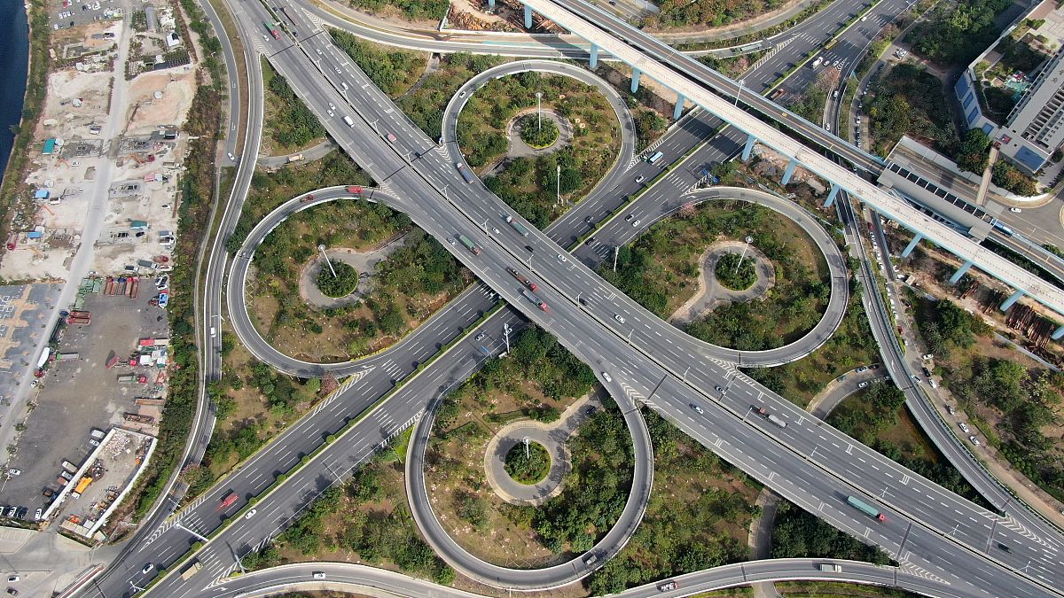 阐述：本章聚焦陕西省交通基础设施投资对地区经济增长的影响效应分析通过获取陕西省的10个地级市的指标数据建立面板回归模型进一步区分陕北、陕南、关中异质性。