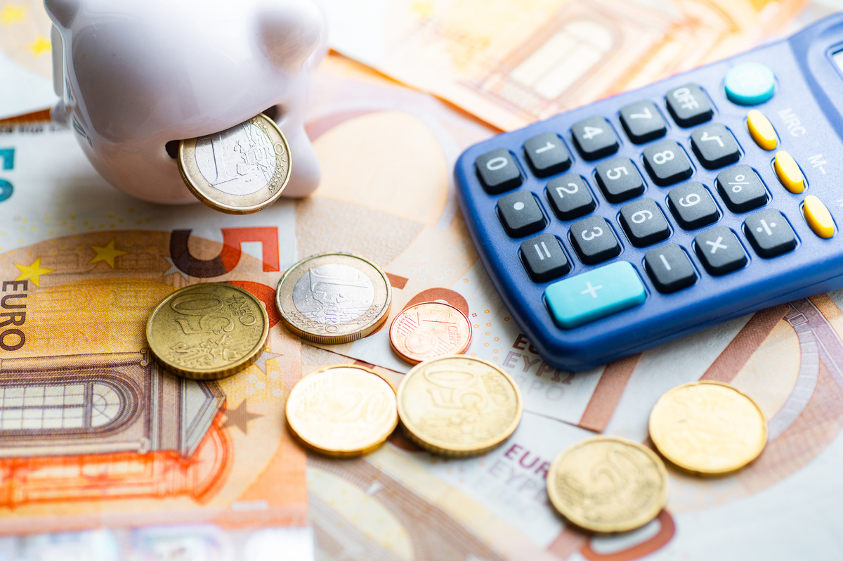 初始确认时按公允价值计量并加减交易费用的金融工具