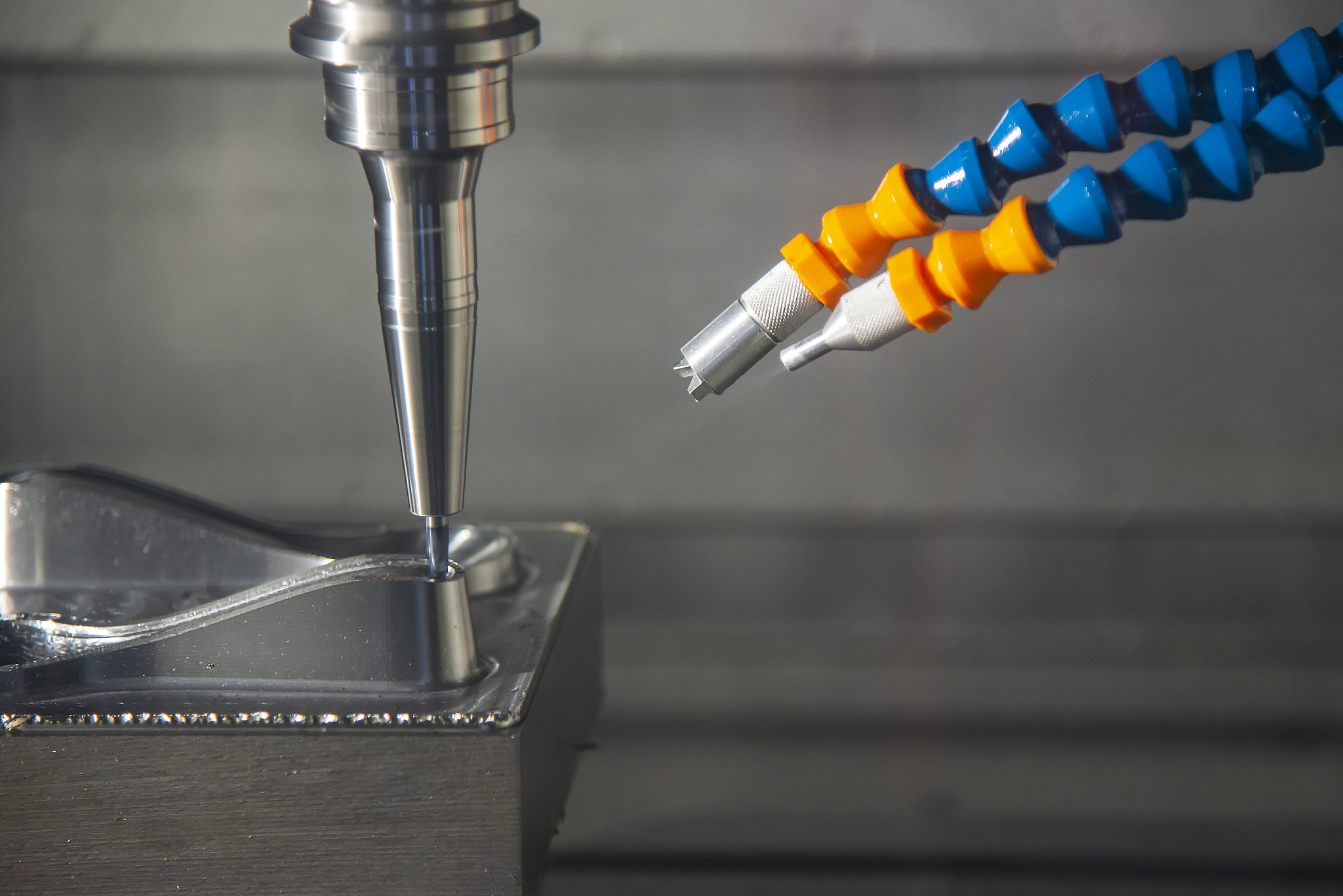 高速钢铣刀化学气相沉积TiN涂层工艺中高速钢铣刀毛坯加工工艺有铣削、钻孔、镗削、磨削哪种高效哪种精度高哪种简单操作