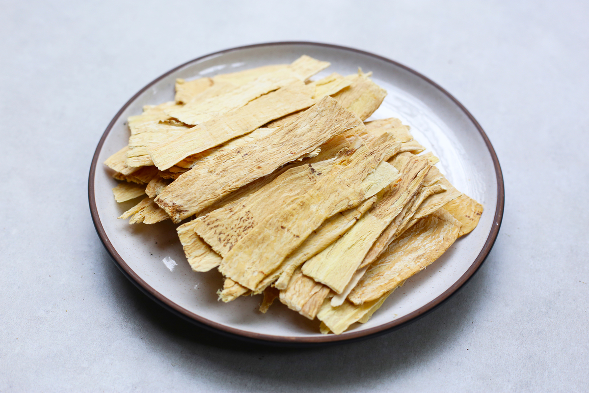 请对工商管理论文《子洲县F公司黄芪产品市场营销策略优化研究》的获得的结论和实际意义进行写作。保证其内容合理性不要乱写：