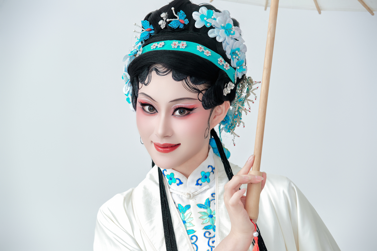 亚洲美女身着戏曲服饰,手持油纸伞