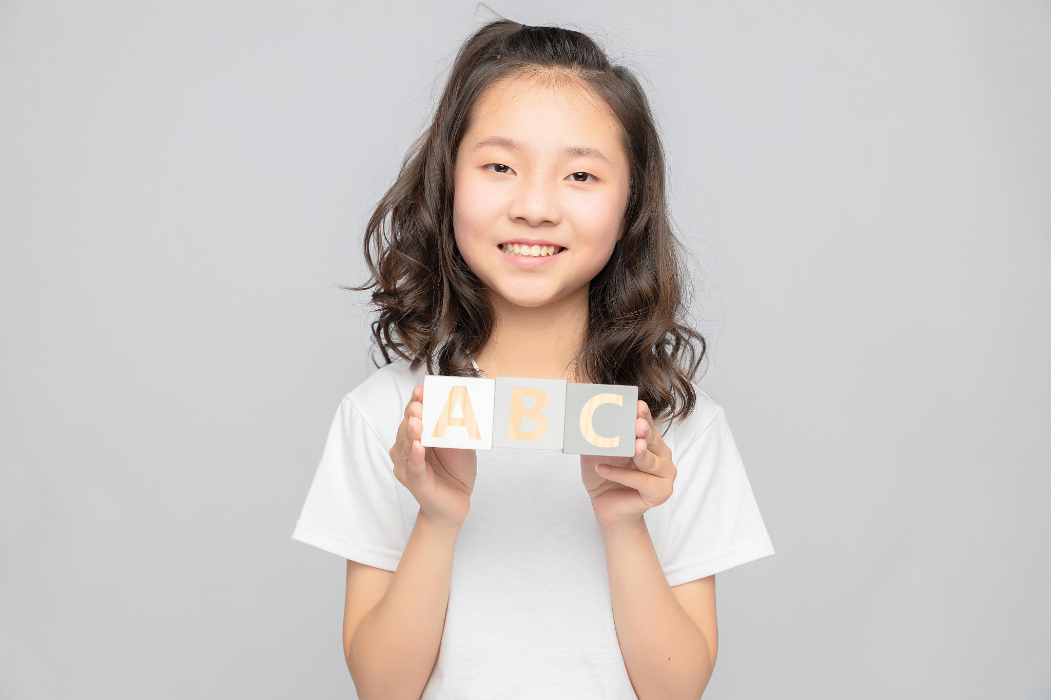 灰色背景里的亚洲小学女生