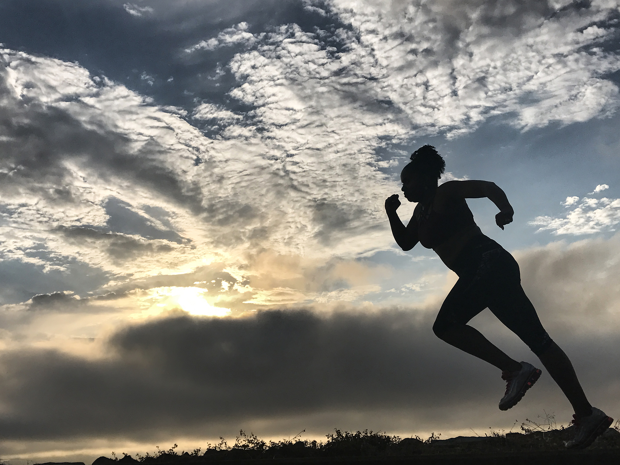 写一篇关于自律早起的文章早起一般写作运动冥想语言生动活泼有故事性包括早起的好处及如何通过早起改变自己的人生的。