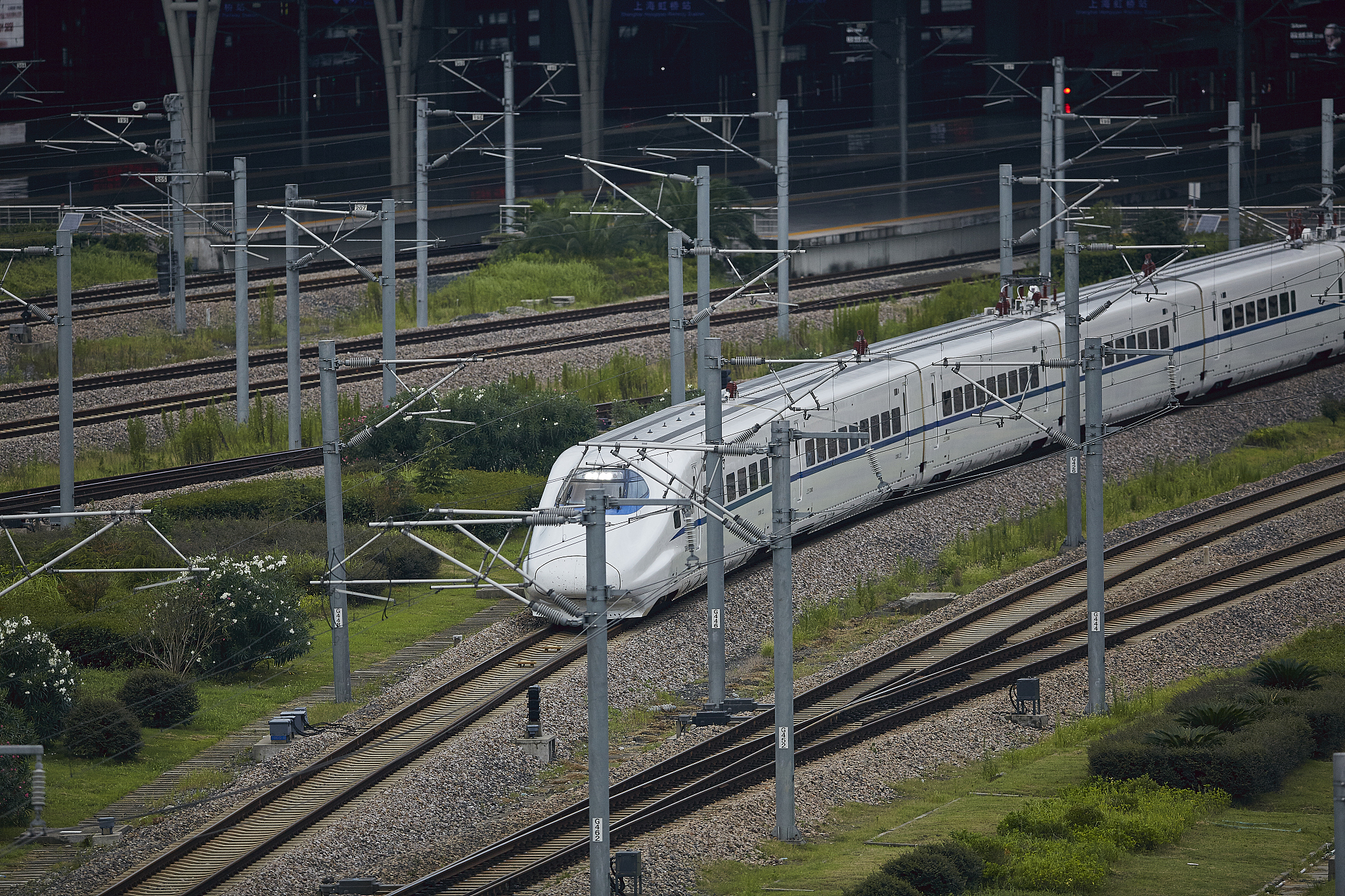 关于高速铁路夕发朝至列车开行方案的天窗设计国外现状的文献列举10篇