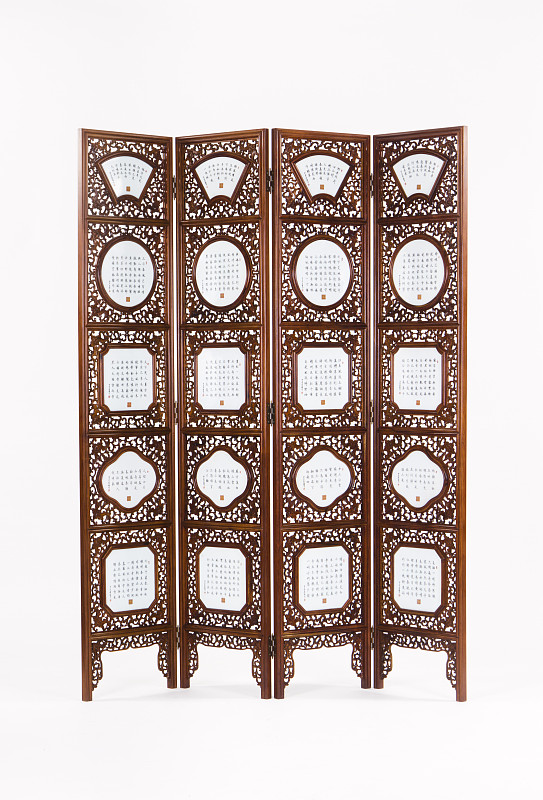 在门窗和床屉的镂空雕刻上