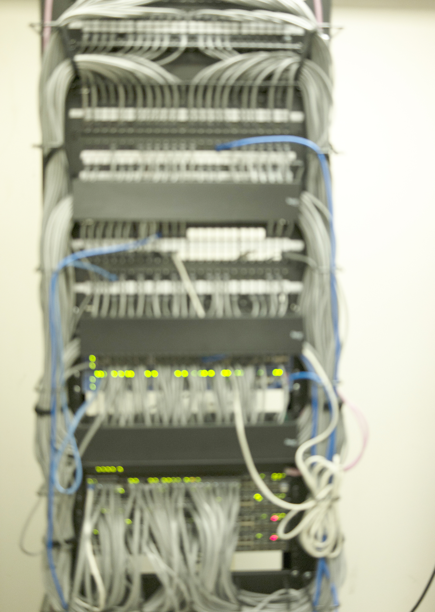 职场新人第一个月：双绞线布设、摄像头安装、交换机配置全解析