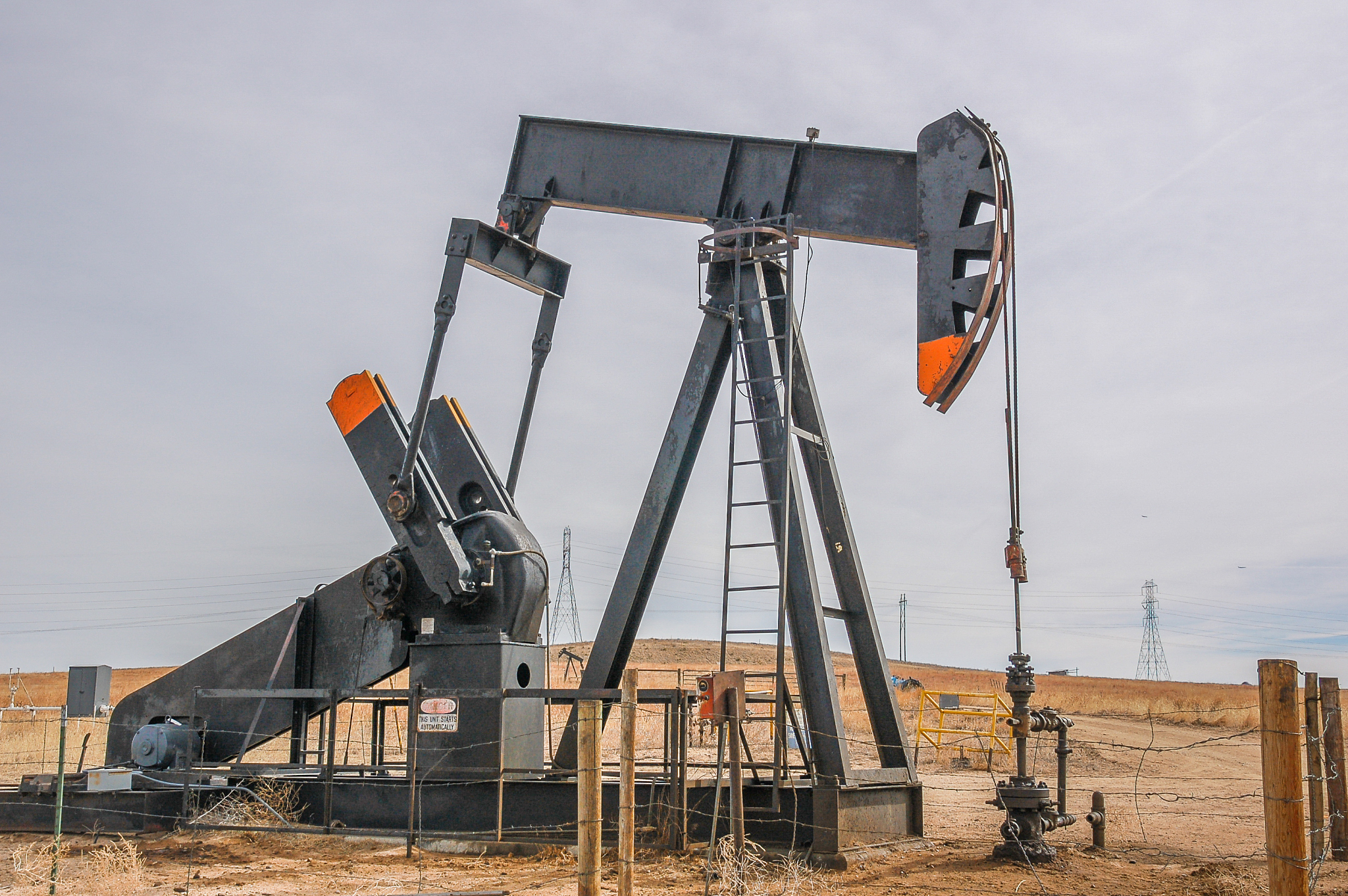 石油开采电泵耗能分析：功率、油井状态、环境温度和维护的影响