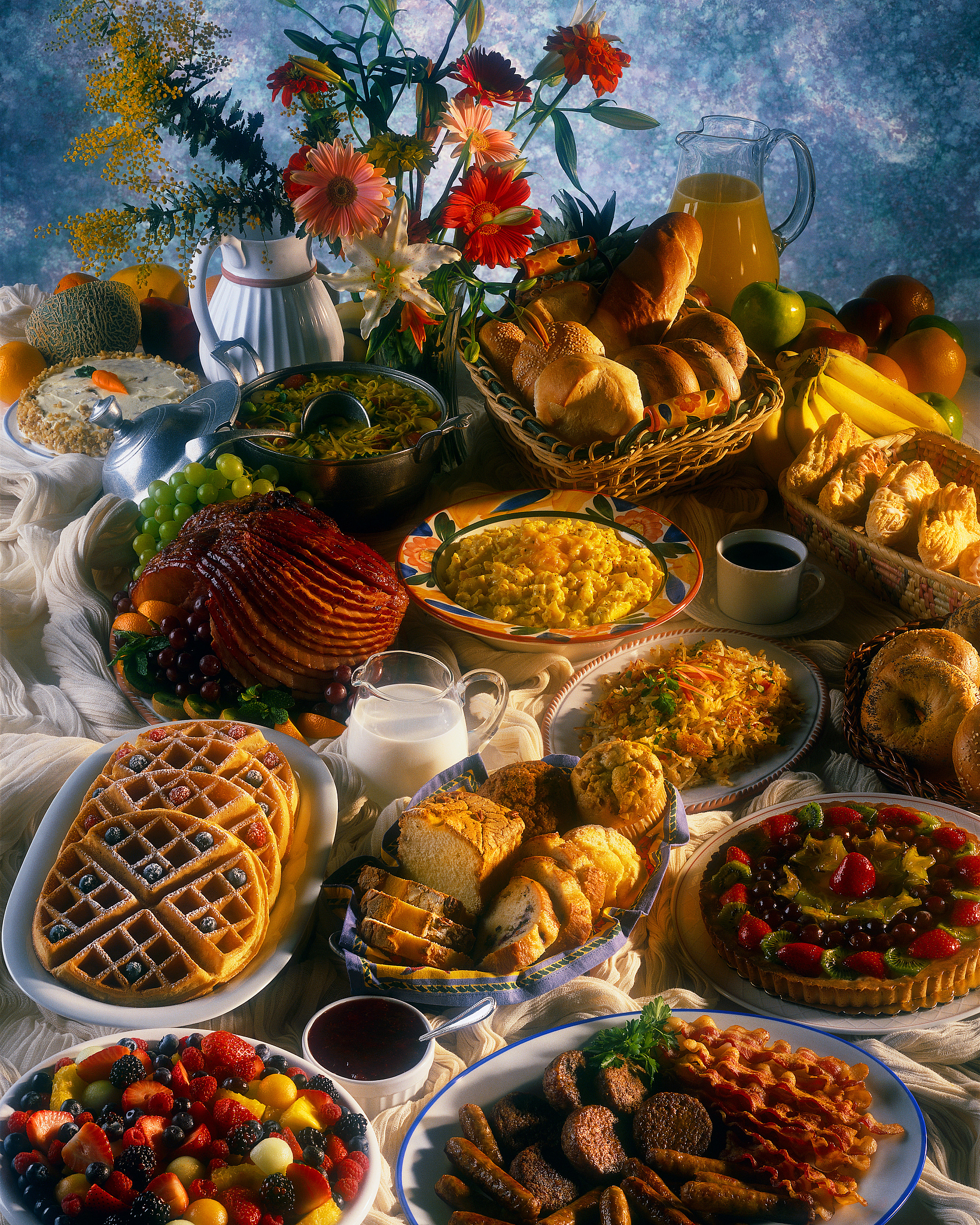 从历史、文化、饮食、经济、留学、工作如何申请签证以及拉脱维亚的的各项生活费用等方面详细介绍拉脱维亚不少于1500字