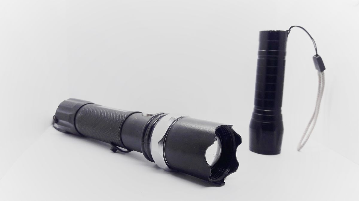 请为我提供一篇关于强光手电的广告营销方案口语化一点大约200字。