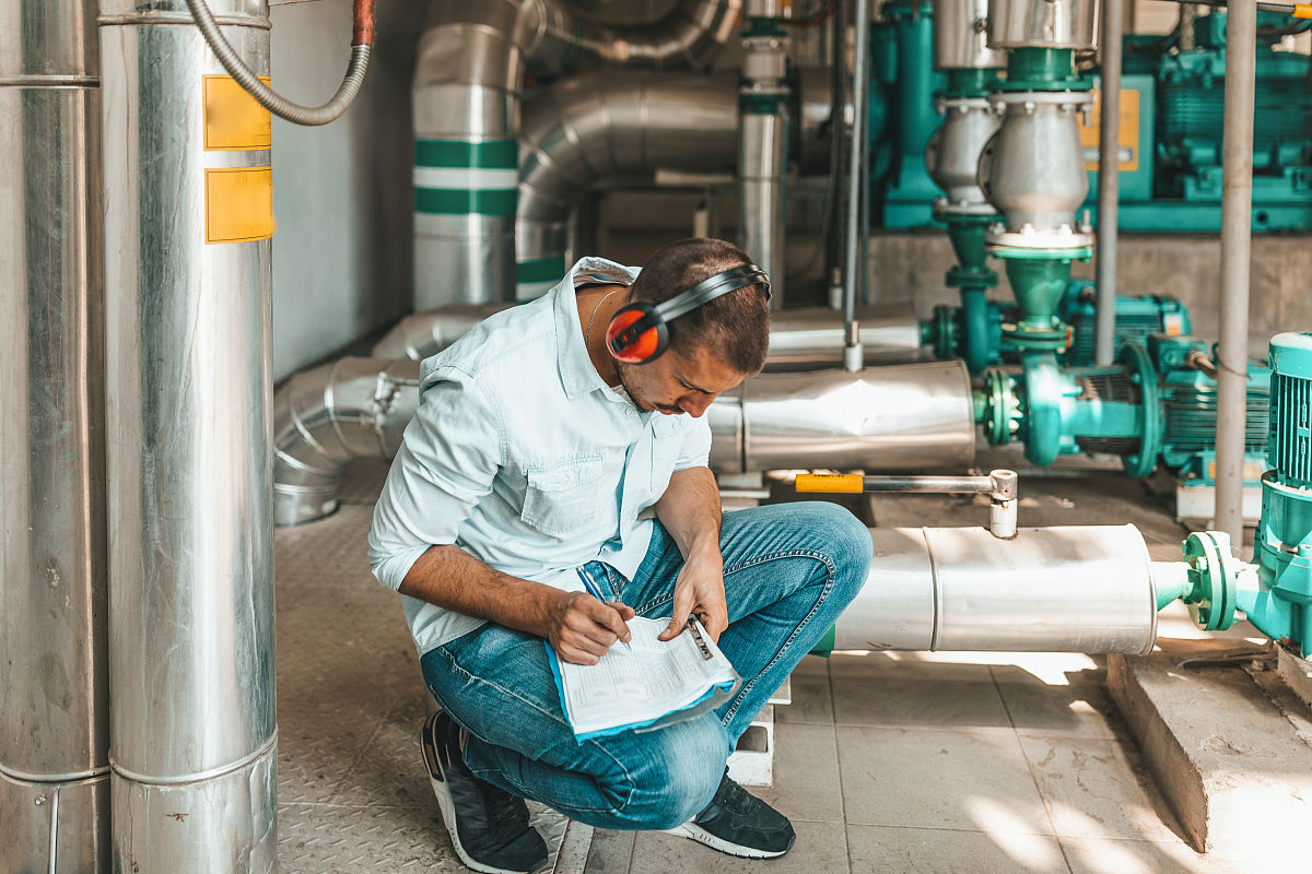 为期14天的暖通设备安装相关的实习报告按日期分为14篇每篇400字左右第一天公司介绍队伍以及观摩实习