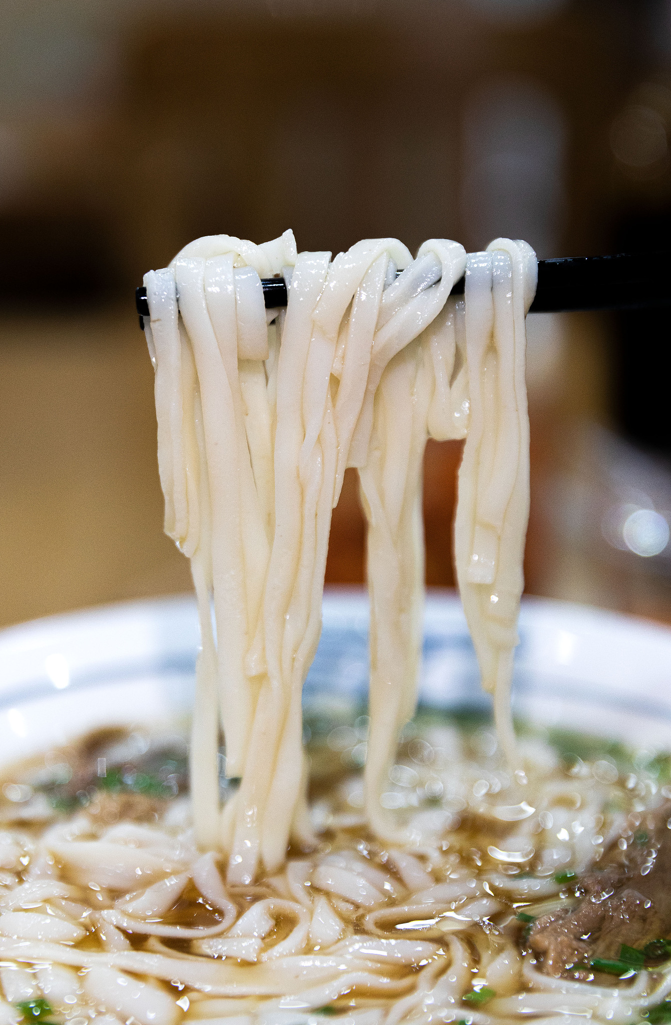 1写一篇4000字的论文；2以《湖南米粉以及蕴含其中的饮食文化》为题具体要求如下：2摘要：中文摘数应在300字左右英文摘要与中文摘要内容要相对应；3关键词：关键词以3—5个为宜应该尽量从《汉语主题词表》中选用分号隔开；