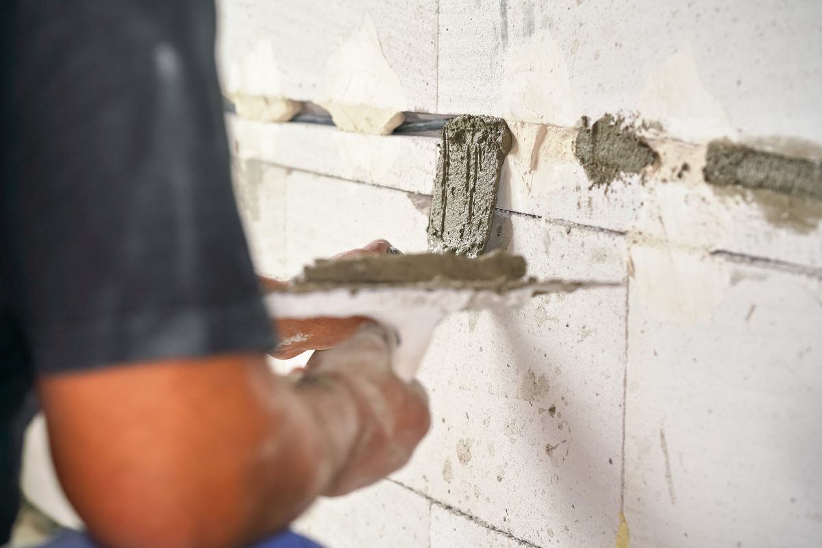 砌体施工时间控制：开槽、挂网与甩浆隐蔽