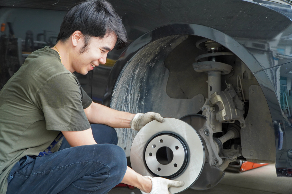 如何自己解决后牌照异响 成都汽修帮帮忙