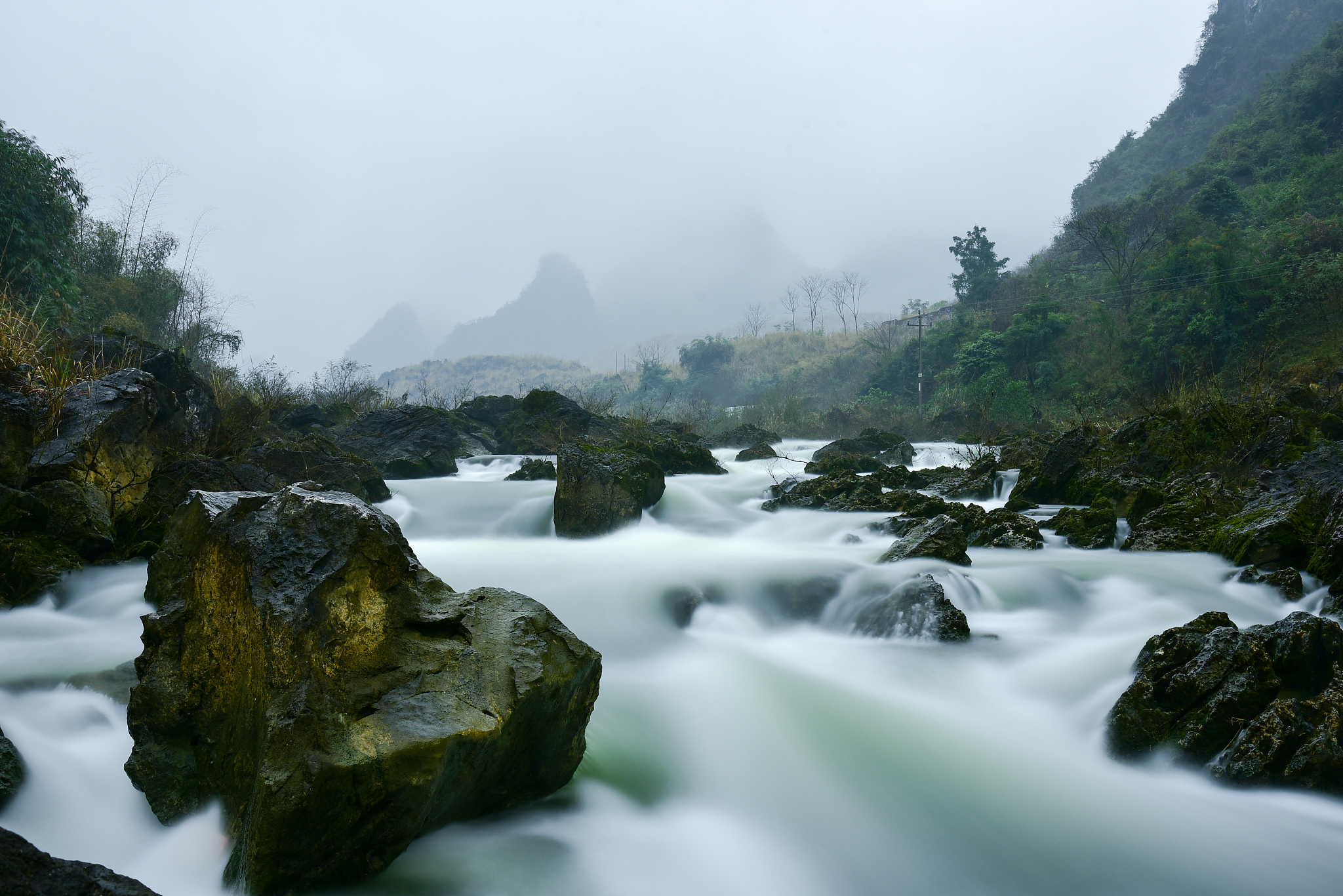 钟山只隔数重山以什么的心情写他对钟山的什么