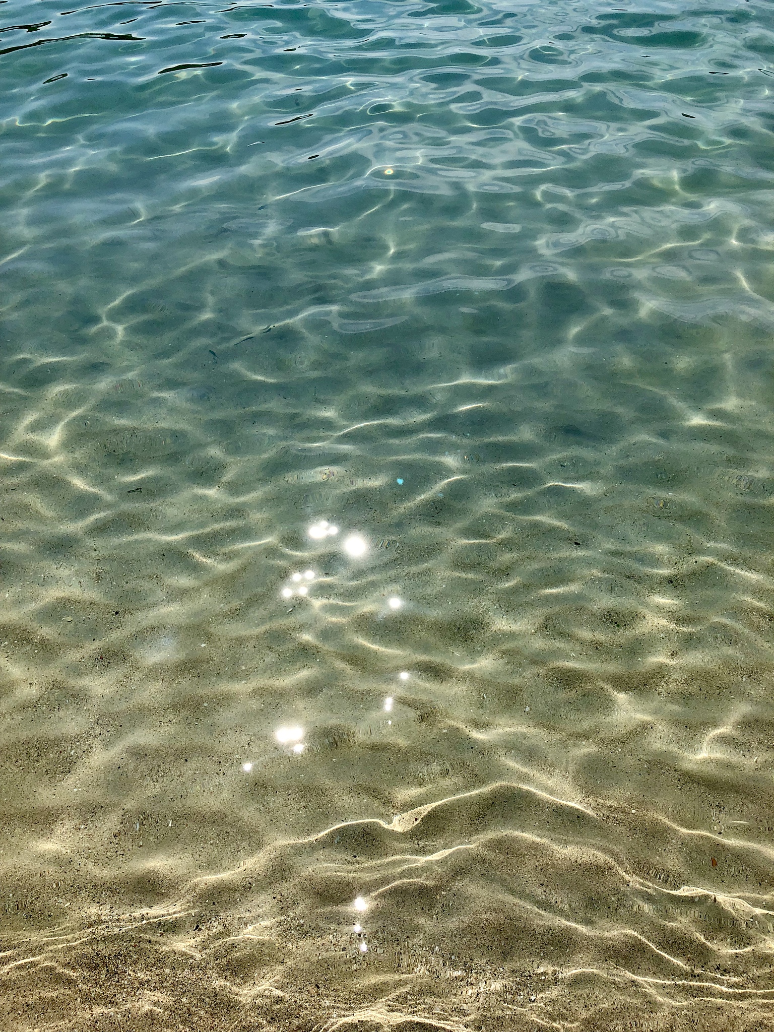 在英语里，形容照片特别清晰，通常用哪些词组来表达，按使用频率排序，并说明理由