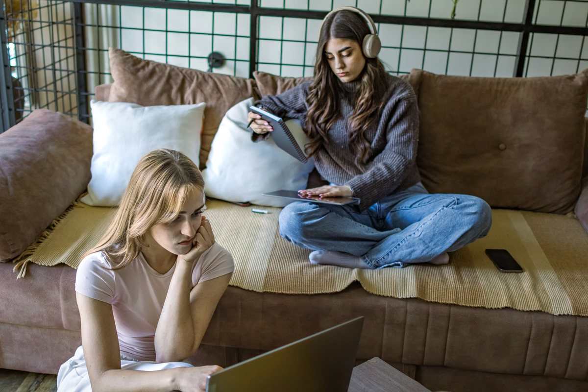 写一个两个 大学 室友之间的日常生活产生的矛盾的剧本