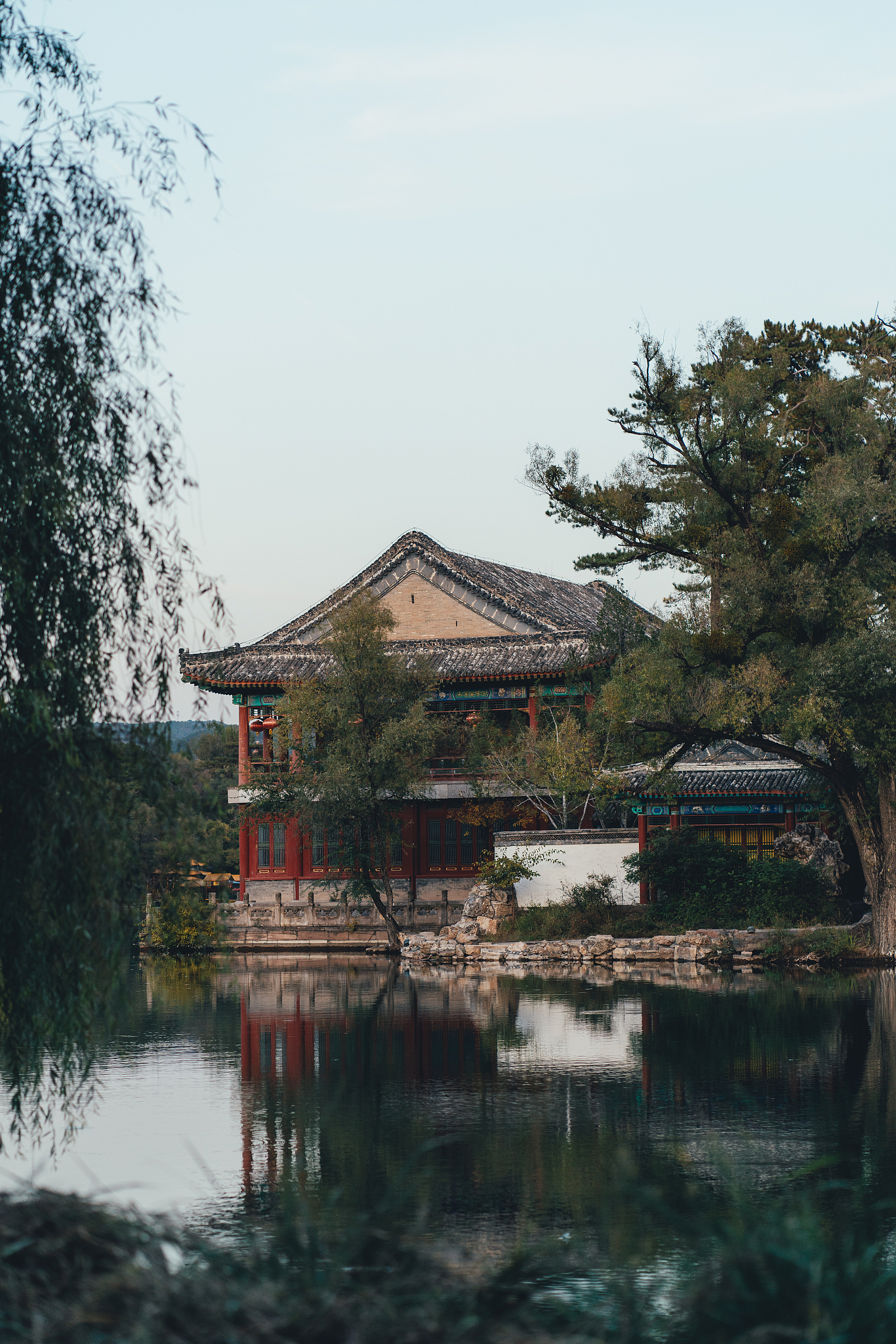 巍峨壮丽的亭台楼阁：宛如古老智者，静立青山绿水间