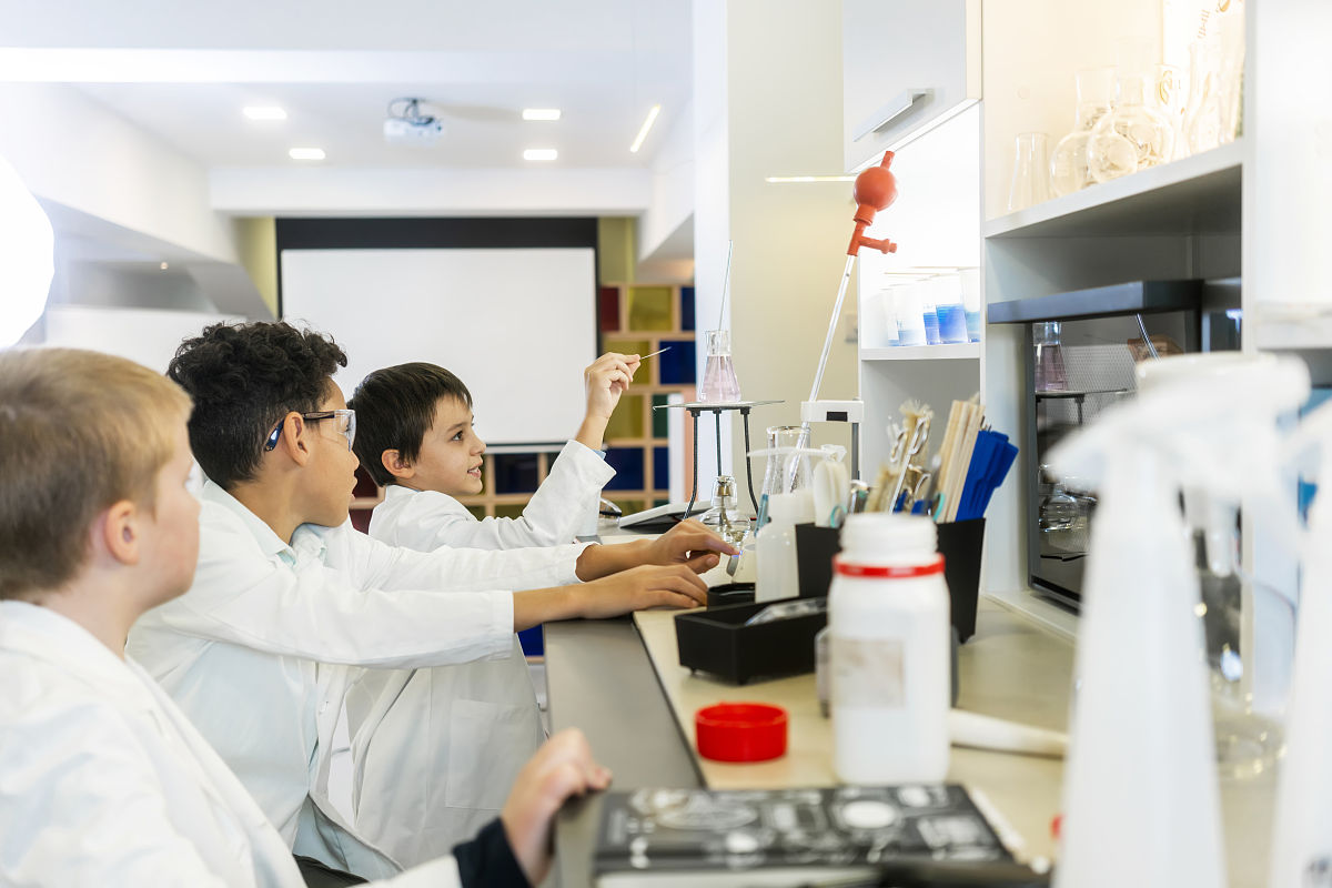 初中毕业学医检：前景分析及职业发展建议