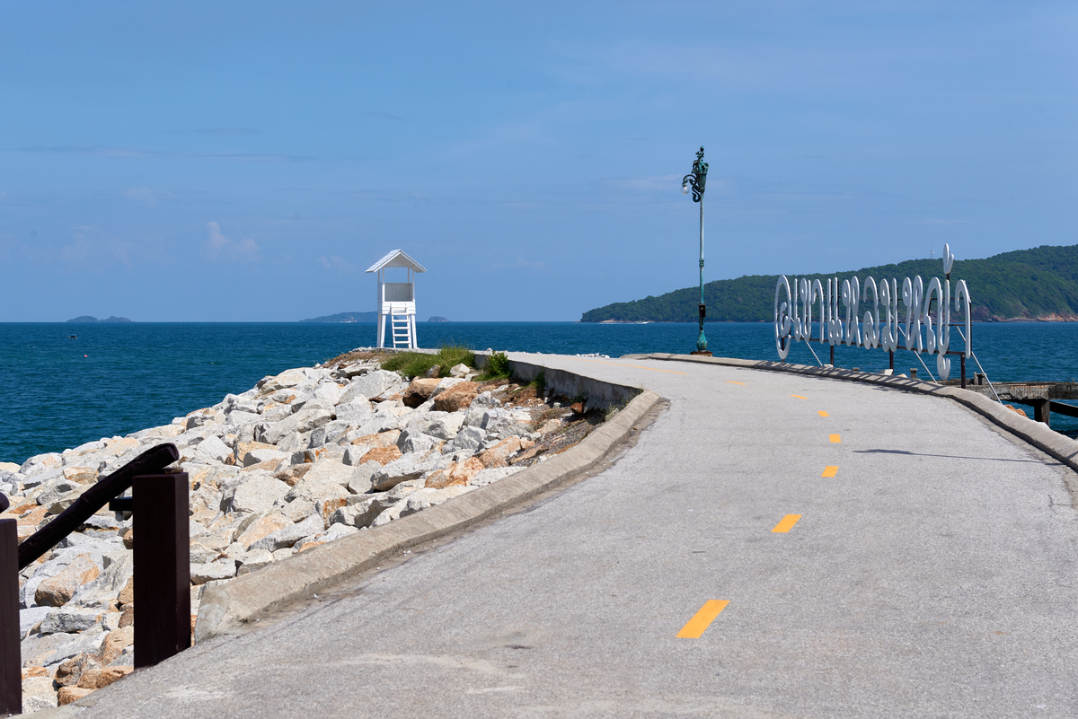 久违6年来到南澳岛 不坐公交车也不打车自驾共单电车一圈岛62公里的二天吹到海风的味道浪漫的尽头是南澳岛 这句子的文案可以帮我改字或者加字帮我用200字详细描述