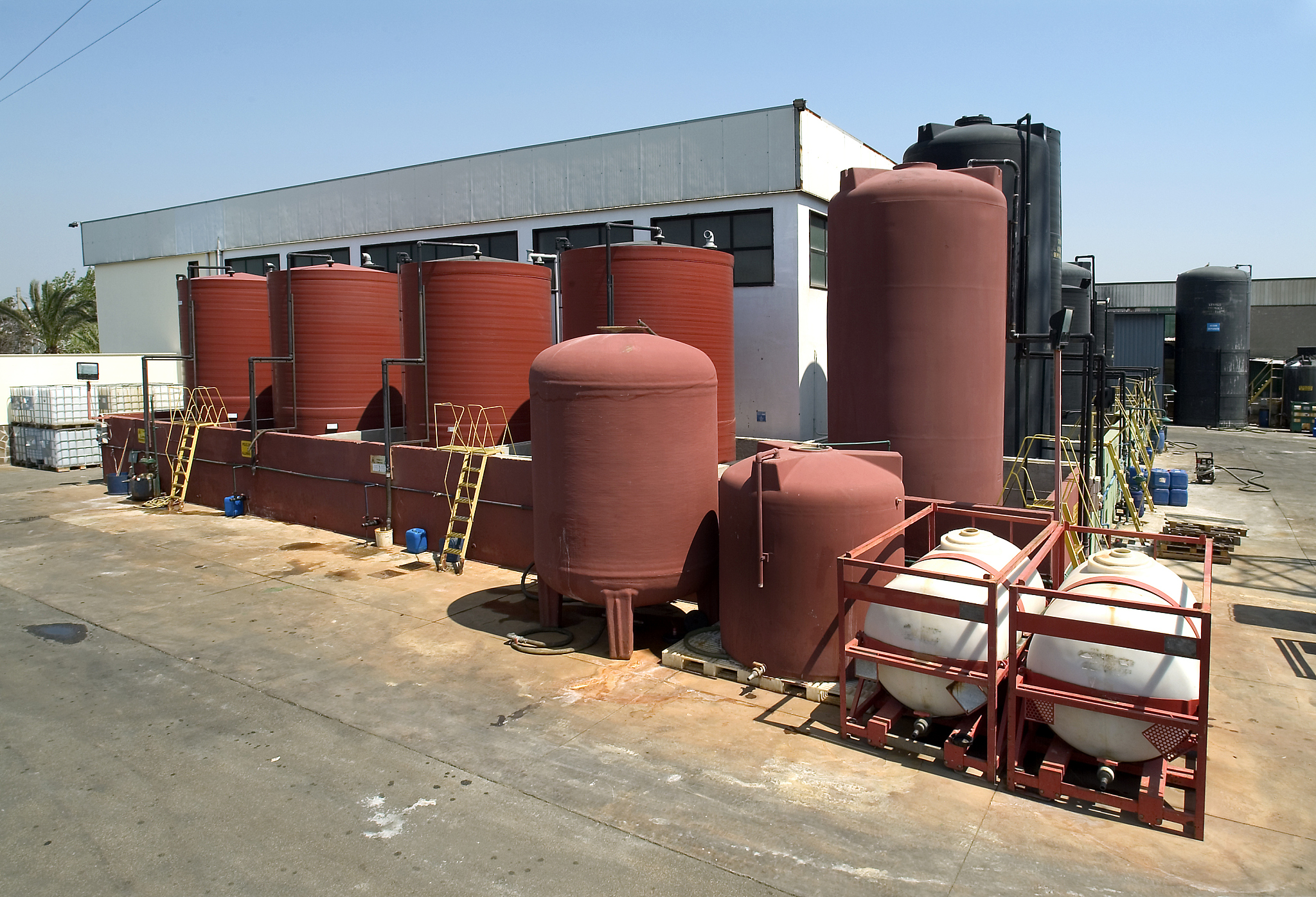 70mpa储氢罐储氢量70MPa储氢罐的储氢量取决于其体积和设计压力。一般来说70MPa储氢罐的储氢量在10-50升之间具体取决于罐体的尺寸和材料。例如一个直径为250毫米高度为500毫米的70MPa储氢罐其储氢量约为20升。每升多重氢气的密度约为00899克因此一个20升的70MPa储氢罐中储存的氢气质量约为1798千克。如果换成液氢是多重液氢的密度约为0071克毫升因此一个20升的液氢储罐中储